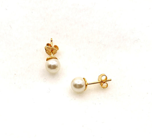 Dainty pearl earrings